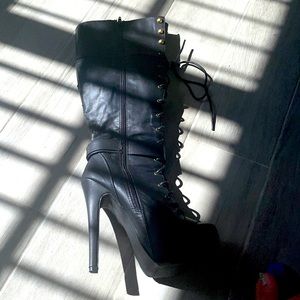 I’m a selling black knee high boots with laces